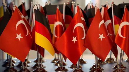 Kein einfaches Miteinander: deutsche und türkische Flaggen. (Symbolbild)