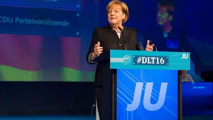 Bundeskanzlerin Angela Merkel (CDU) spricht am 15.10.2016 in Paderborn auf dem Deutschlandtag der Jungen Union. 
