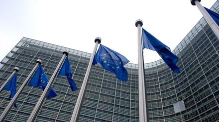 Europafahnen wehen am 04.12.2014 vor dem Gebäude der Europäischen Kommission in Brüssel. 