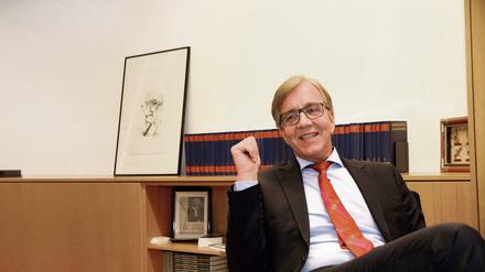 Dietmar Bartsch, seit dem 13. Oktober 2015 zusammen mit Sahra Wagenknecht Vorsitzender der Linksfraktion. Fotografiert beim Interview in seinem Büro im Jakob-Kaiser-Haus in Berlin-Mitte. 