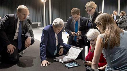 Anstrengende Diplomatie: US-Außenminister John Kerry bei der Arbeit in Lausanne.
