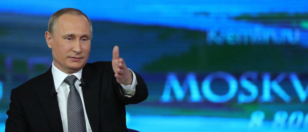 Russlands Präsident Wladimir Putin beantwortet in einer Live-Fernsehsendung Fragen der Bürger. 