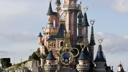 Das Cinderella-Schloss, Wahrzeichen des Disneyland Paris. In Frankreich festgenommene Terrorverdächtige sollen laut Medienberichten mehrere mögliche Ziele in Paris und Umgebung ins Visier genommen haben. 