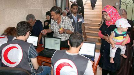 Gemeinsam mit dem Roten Halbmond versucht das Deutsche Rote Kreuz in Syrien den Menschen zu helfen.