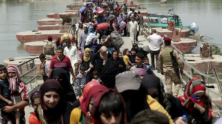 Auf der Flucht vor dem Terror: Einwohner aus Ramadi versuchen sich, vor den "Gotteskriegern" in Sicherheit zu bringen.