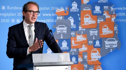 Bundesverkehrsminister Alexander Dobrindt (CSU) stellt am 03.08.2016 bei einer Pressekonferenz in Berlin den neuen Bundesverkehrswegeplan (BVWP) 2030 vor. 