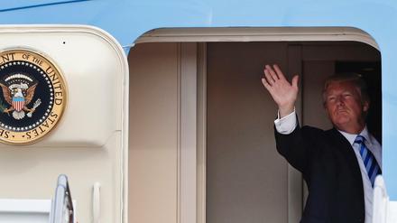 US-Präsident Donald Trump steigt in die Präsidentenmaschine. 