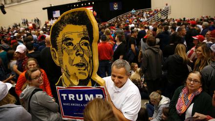 Erinnerung an alte Zeiten: Ein Mann hält bei einer Wahlkampfveranstaltung ein Plakat mit Konterfei von Ronald Reagan.