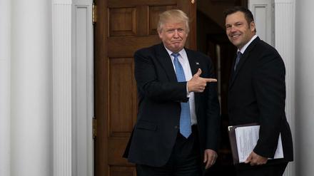 Ministerpläne offen unter dem Arm: Kris Kobach (rechts) beim Treffen mit Donald Trump