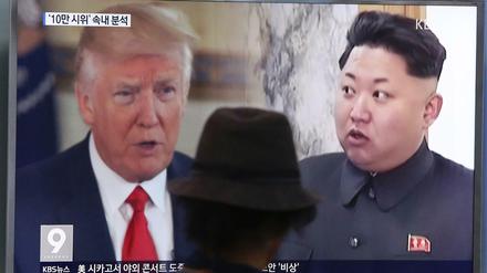 TV-Schirm in Südkorea mit Bildern von Nordkoreas Staatschef Kim Jong Un (r) und US-Präsident Donald Trump