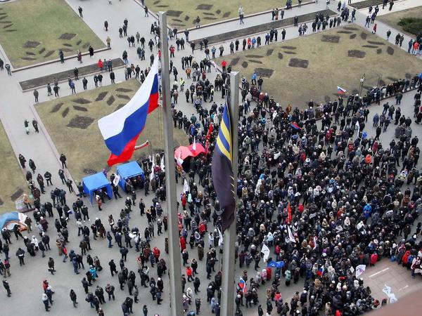 Pro-russische Aktivisten demonstrieren vor der Regionalverwaltung in Donezk.