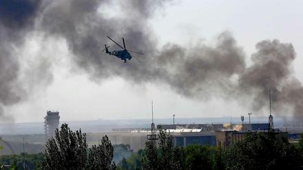 Ein ukrainischer Helikopter schießt auf pro-russische Separatisten auf dem Hauptgebäude des Internationalen Flughafens Donetzk.