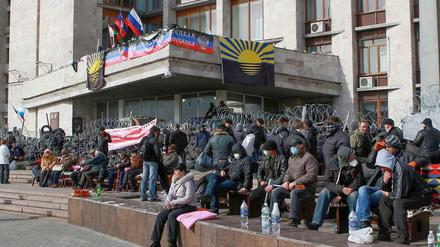 Demonstranten vor der Gebietsverwaltung im ost-ukrainischen Donezk.