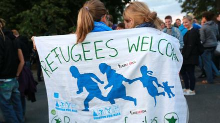 Flüchtlingsunterstützer bei einer Demonstration in der Nähe einer Asylbewerberunterkunft in Dresden. 