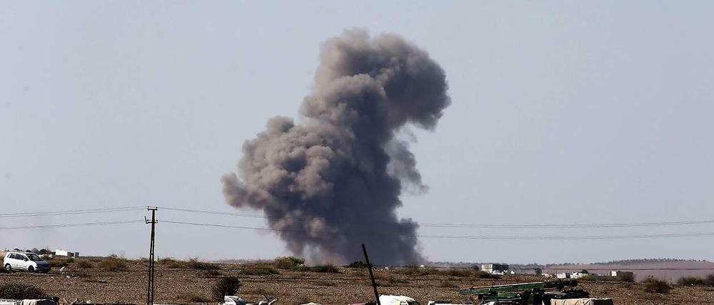 Einschlag einer Rakete gegen die IS-Milizen bei Kobane.