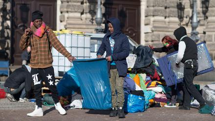 Flüchtlinge und ihre Unterstützer räumen das Lager vor der Semperoper in Dresden.