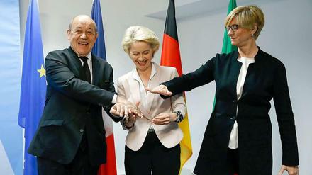 Der französische Verteidigungsminister Jean-Yves Le Drian, seine deutsche Amtskollegin Ursula von der Leyen und die italienische Außenministerin Roberta Pinotti sind sich einig.