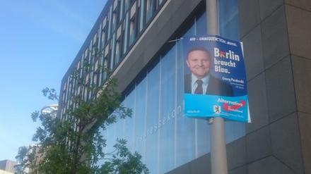 Vor dem Haus der Bundespressekonferenz in Berlin hängt nur ein Wahlplakat - das der AfD. Im Inneren wird diskutiert, wie mit der Partei zu verfahren ist. 