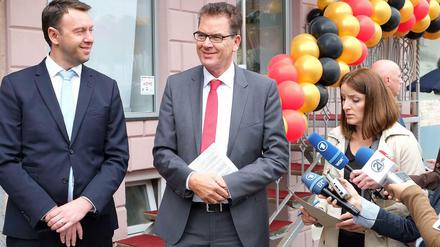 Ortstermin Pristina: Entwicklungsminister Gerd Müller (CSU, rechts) und der kosovarische Arbeitsminister Arban Abrashi bei der Eröffnung eines Informationszentrums für Arbeitsmöglichkeiten in Deutschland.