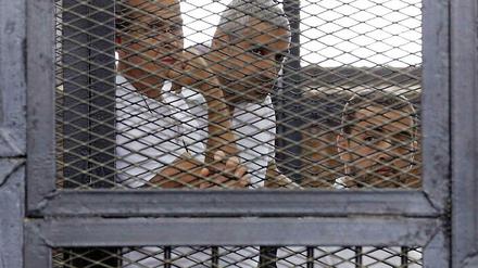 Hinter Gittern: Peter Greste, Fadel Fahmi und Baher Mohammed im Gefängnis in Kairo.