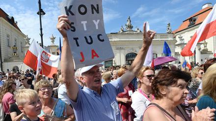 Menschen demonstrieren am vor dem Präsidentenpalast in Warschau (Polen). Polens Präsident Duda hat die umstrittene Justizreform der nationalkonservativen Regierung gestoppt.