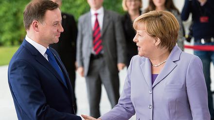Bundeskanzlerin Angela Merkel (r, CDU) begrüßt den neuen polnischen Präsidenten Andrzej Duda am 28.08.2015 vor dem Bundeskanzleramt in Berlin. 