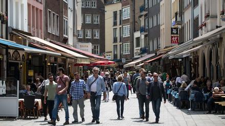 Besucher gehen am 02.06.2016 durch die Altstadt in Düsseldorf. Die Bundesanwaltschaft hat drei Syrer festnehmen lassen, die dort im Auftrag des Islamischen Staats (IS) einen Terroranschlag begehen sollten.
