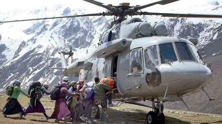 Rettungseinsatz in einem Bergort in Nepal. 