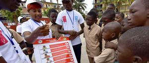 UN-Mitarbeiter informieren Schüler der Elfenbeinküste über die Gefahren von Ebola