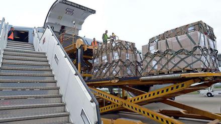 Ein erster Hilfsflug hat am Donnerstag auf dem militärischen Teil des Flughafens Köln-Bonn in Richtung Senegal abgehoben. Transportiert wurden fünf Tonnen Stiefel, Schutzkleidung, Handschuhe und anderes medizinisches Material. Nun soll der Flughafen in Dakar so vorbereitet werden, dass er zum Drehkreuz für die Ebola-Hilfe in Westafrika werden kann. 