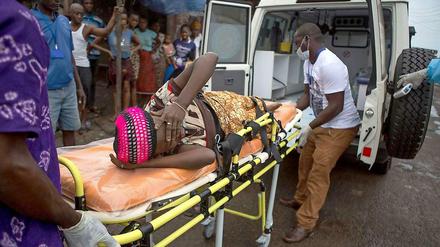 Eine schwangere Frau in Freetown, der Hauptstadt von Sierra Leone, wird in ein Behandlungszentrum gebracht, weil sie sich womöglich mit Ebola infiziert hat. 