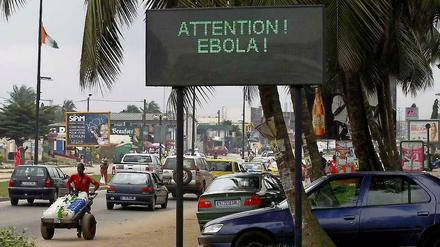 In der Elfenbeinküste wird mit Warnschildern vor der tödlichen Krankheit Ebola gewarnt. Flüge aus Liberia dürfen nicht mehr ins Land.