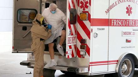 Die Ankunft des ersten Ebola Patienten im Krankenhaus in Texas. Er ist am Mittwoch gestorben. Nun hat sich auch ein Pfleger mit dem Virus infiziert. 
