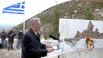 Im März besuchte Joachim Gauck Lingiada, einen Ort in Griechenland, in dem die Wehrmacht 82 Menschen ermordete.