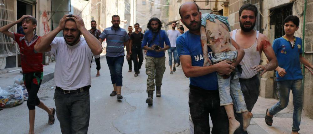 Das Grauen in Aleppo. Ein Mann trägt den Körper eines Kindes nach einer Bombardierung.