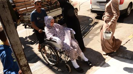 Auf den Rollstuhl angewiesen. Durch einen Luftangriff in Aleppo ist diese Frau verletzt worden.