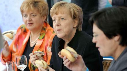 Alles Wurst? Angela Merkel (Mitte) beim Fest der Thüringischen Landesvertretung am Montagabend - kurz vor dem Koalitionsgipfel im Kanzleramt. 