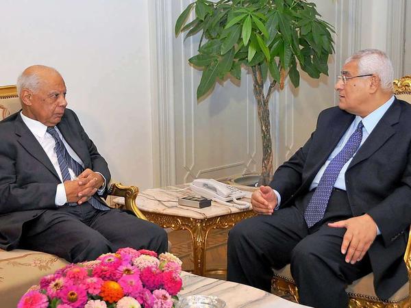 Adly Mansur (rechts) und Regierungschef Hazem el Beblawi führen das Land übergangsweise.
