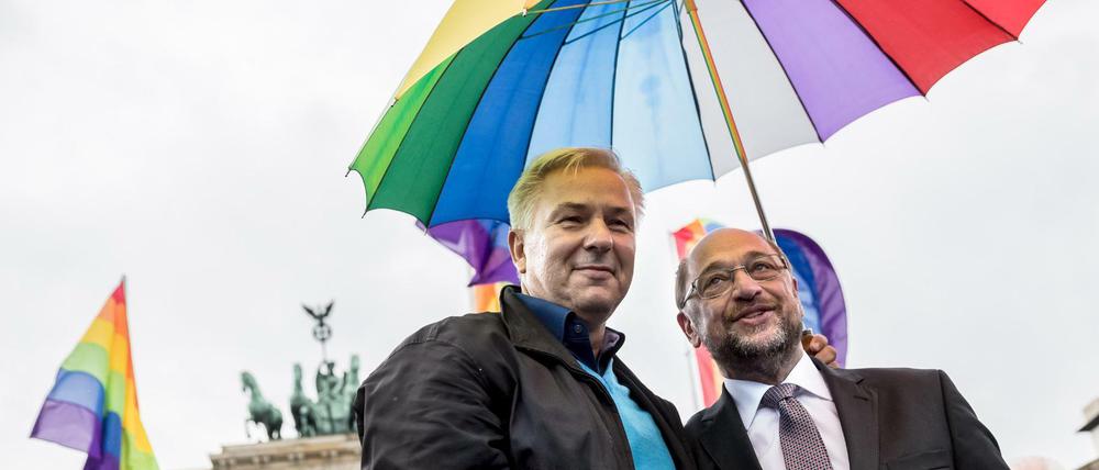 SPD-Kanzlerkandidat Martin Schulz (r) und Klaus Wowereit vor dem Brandenburger Tor.