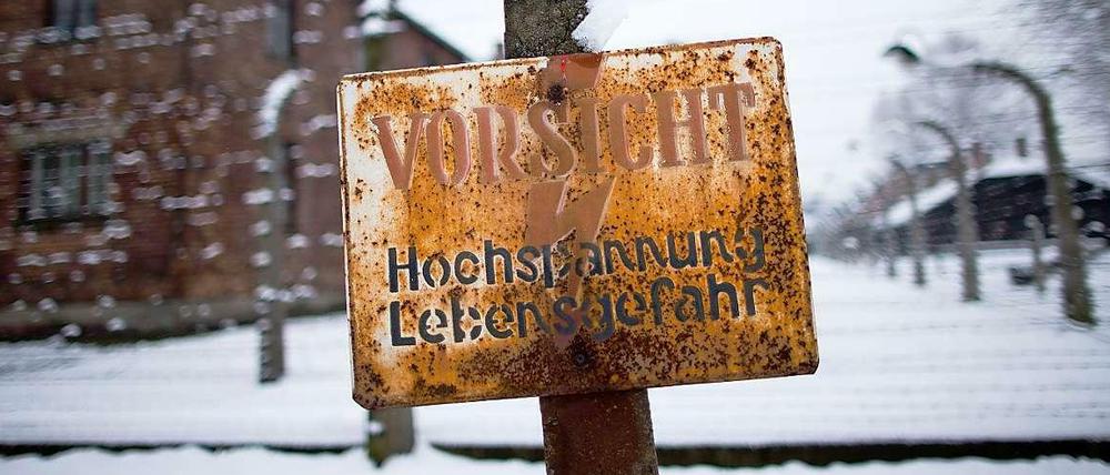 Ein Schild auf dem Gelände des ehemaligen Konzentrationslagers in Auschwitz.