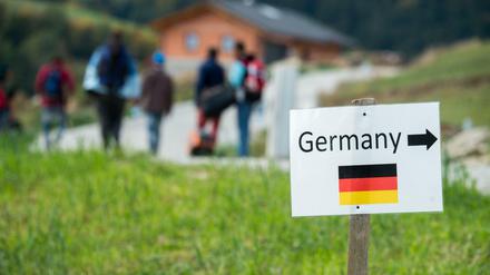 Was ist der richtige Weg? Für Deutschland und die Flüchtlinge? Ehemalige Schüler haben den Lehrerfunktionär Jürgen Mannke jetzt "Rassismus" in der Debatte vorgeworfen.