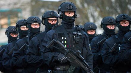 Mitglieder der neuen Einheit "BFE+" der Bundespolizei stehen im Dezember 2015 bei der Indienststellung im brandenburgischen Ahrensfelde. Die Spezialeinheit soll unter anderem die Spezialeinheit GSG 9 etwa im Anti-Terror-Kampf unterstützen. 