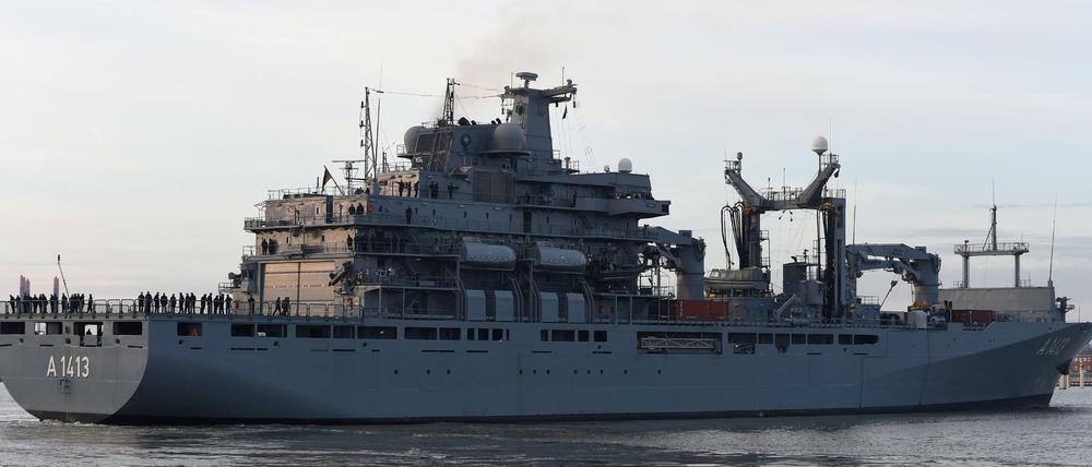 Nato-Schiffe mit dem Einsatzgruppenversorger «Bonn» (Foto) als Führungsschiff sind zum Anti-Schleuser-Einsatz im Seegebiet zwischen Griechenland und der Türkei eingetroffen.