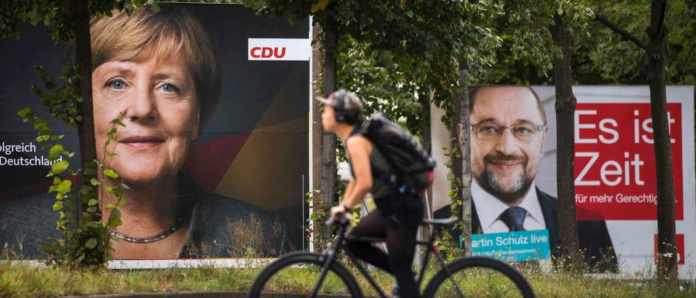 Auf großen Wahlplakaten werben Angela Merkel (CDU) und Martin Schulz (SPD) um Stimmen. Doch mit wem könnten sie regieren?