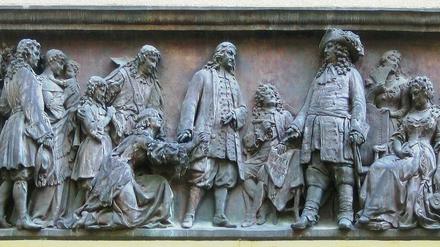 Wie es sich darstellt: Das Relief am Französischen Dom in Berlin zeigt den "Empfang der Hugenotten durch den Großen Kurfürsten".