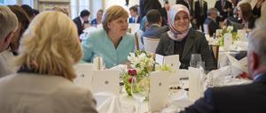 Bundeskanzlerin Angela Merkel (CDU) - hier bei einem Empfang zum Fastenmonat Ramadan 2015 - hatte keine Berührungsängste gegenüber Nurhan Soykan (rechts), die wegen ihrer Berufung durch das Auswärtige Amt nun in der Kritik steht.
