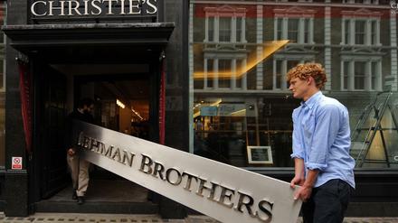Ein Schild der insolventen Bank Lehman Brothers wird 2010 in einem Auktionshaus versteigert.