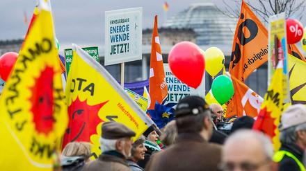 Demonstranten protestieren in der Nähe des Bundestags in Berlin für die Energiewende.