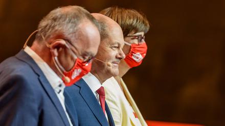 Nur nicht auseinanderdividieren lassen: Kandidat Olaf Scholz mit den Parteichefs Norbert Walter-Borjans (links) und Saskia Esken.