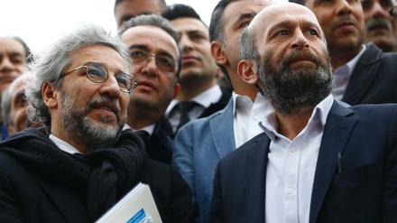 Can Dündar (links) und Erdem Gul (rechts) wurden in Istanbul zu Haftstrafen verurteilt.
